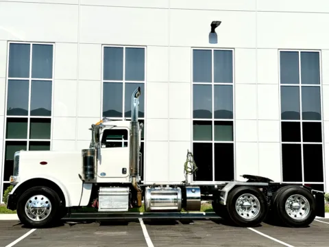 More photos of 2022 PETERBILT 389 at Forge Truck Centers - Illinois, IL