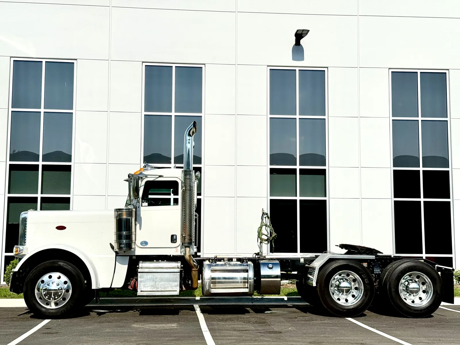 2022 Peterbilt 389 - image 4