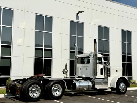More photos of 2022 PETERBILT 389 at Forge Truck Centers - Illinois, IL