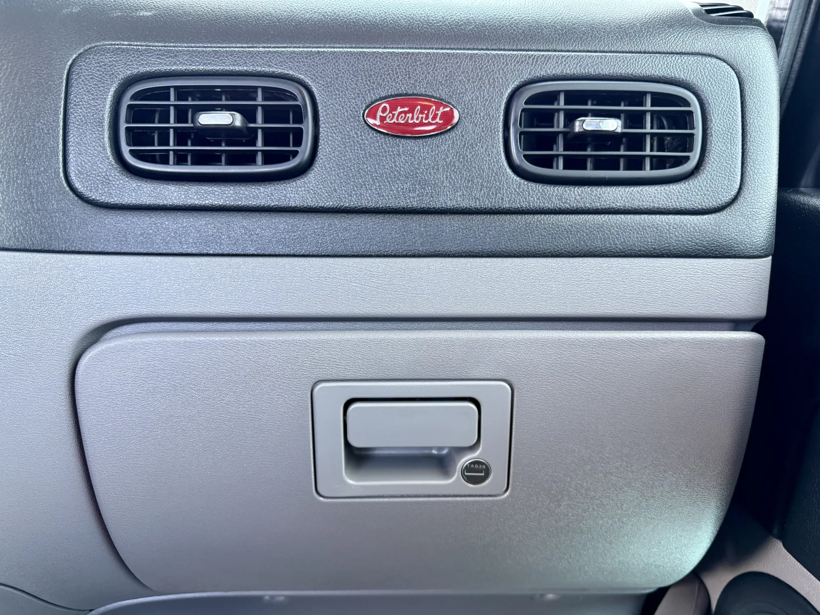 2022 Peterbilt 389 - image 19