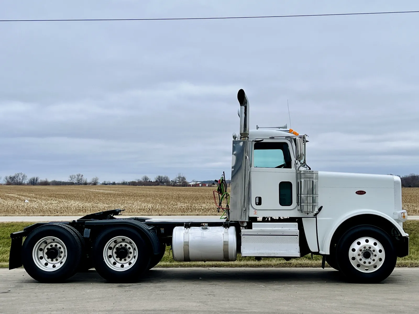 2019 Peterbilt 389 - image 3