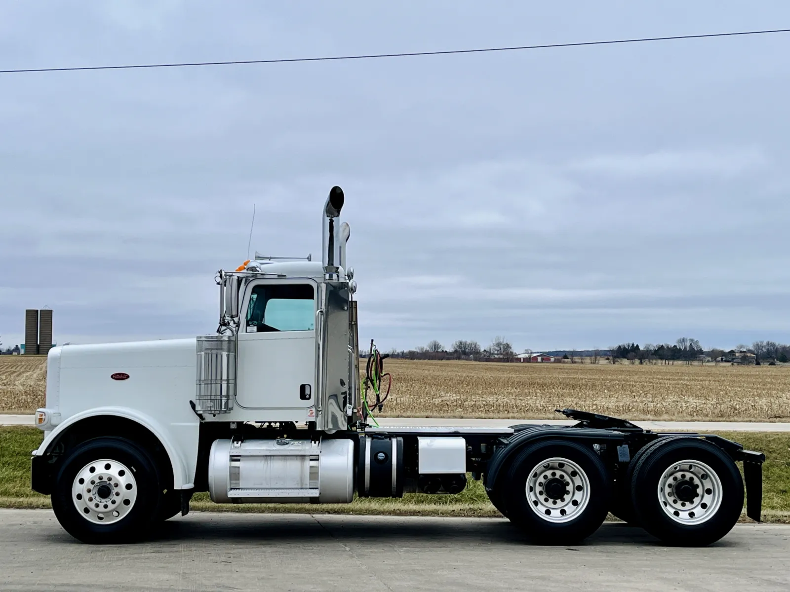 2019 Peterbilt 389 - image 4