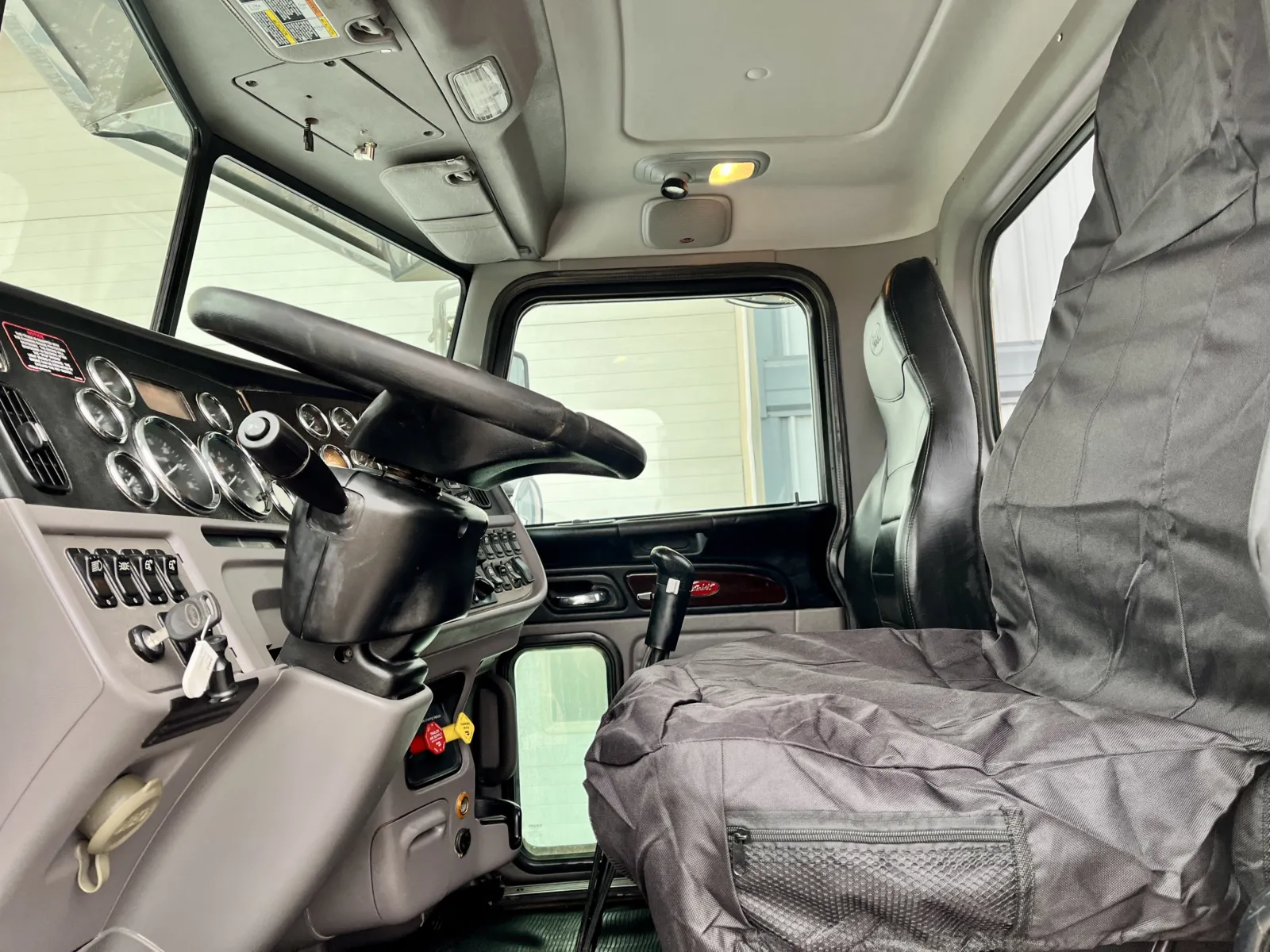 2019 Peterbilt 389 - image 14