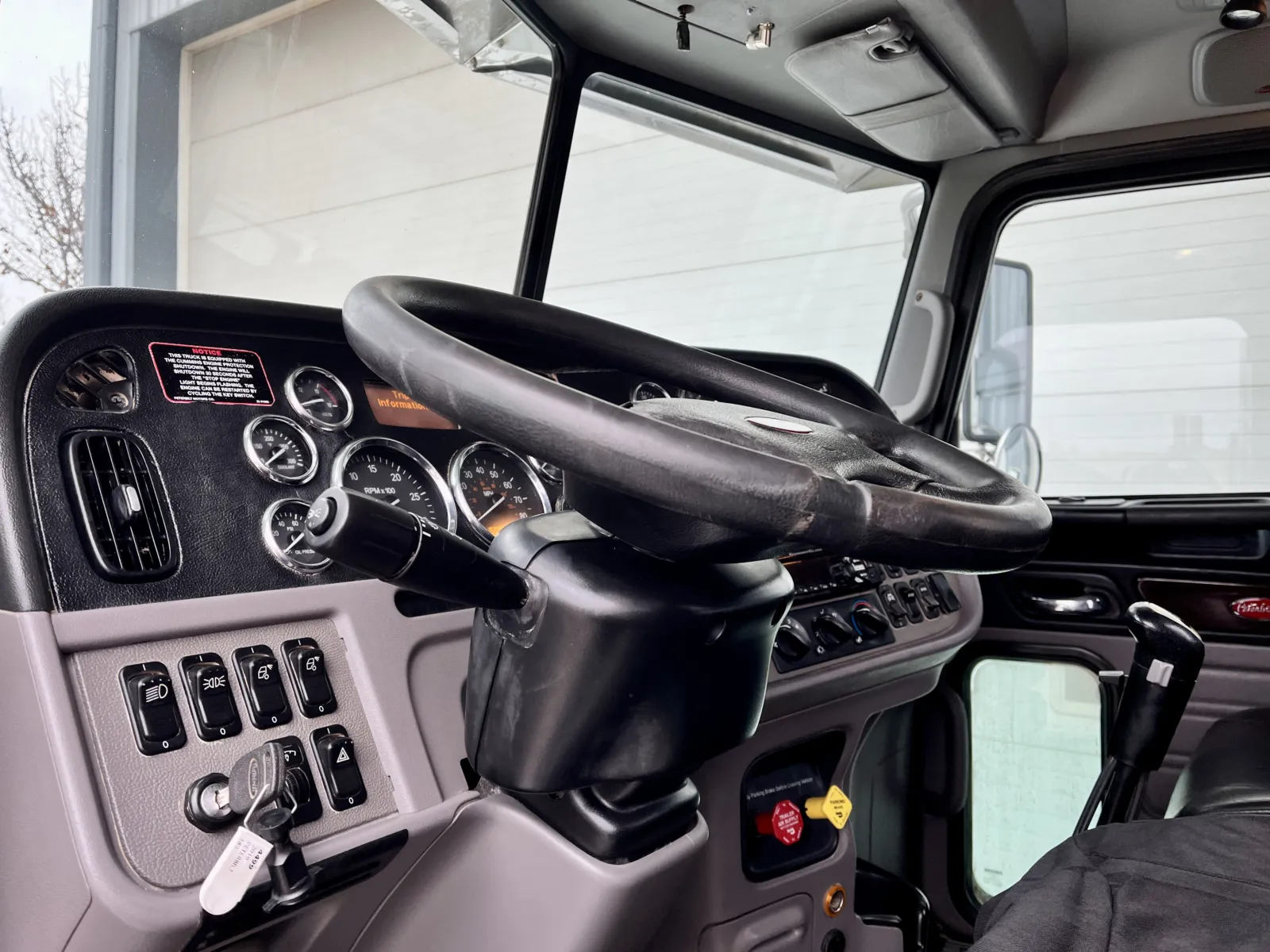 2019 Peterbilt 389 - image 15