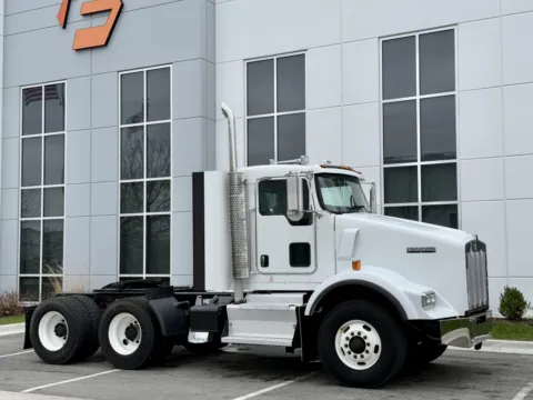 Photos of 2015 KENWORTH T800 for sale in New Lenox, IL at Forge Truck Centers - Illinois