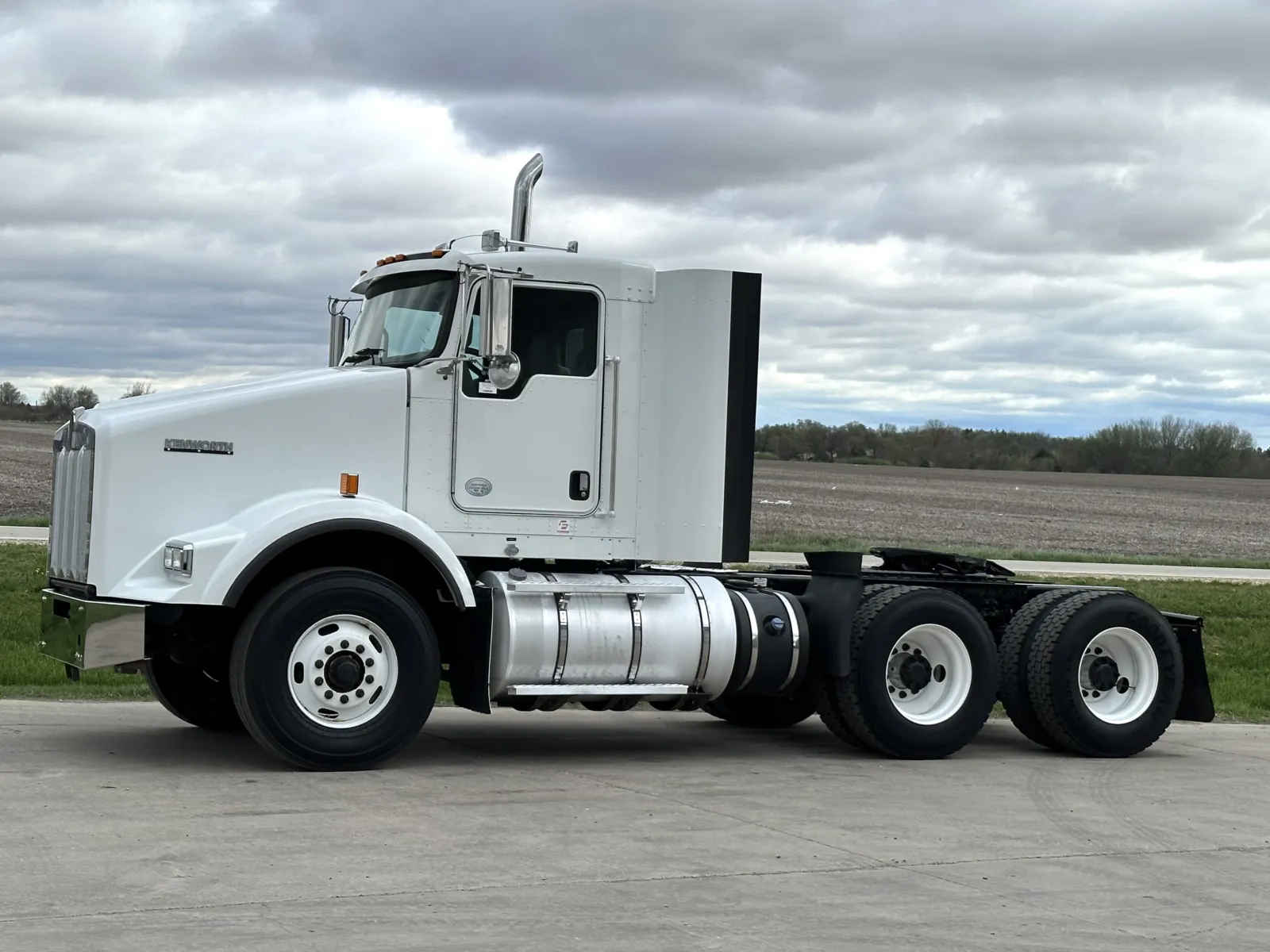2015 Kenworth T800 - image 2