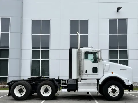 Another view of 2015 KENWORTH T800 for sale in New Lenox, IL at Forge Truck Centers - Illinois
