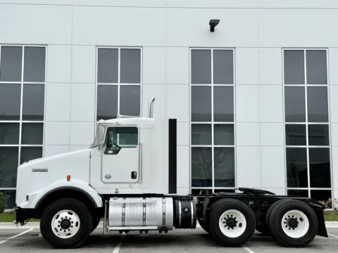More photos of 2015 KENWORTH T800 at Forge Truck Centers - Illinois, IL