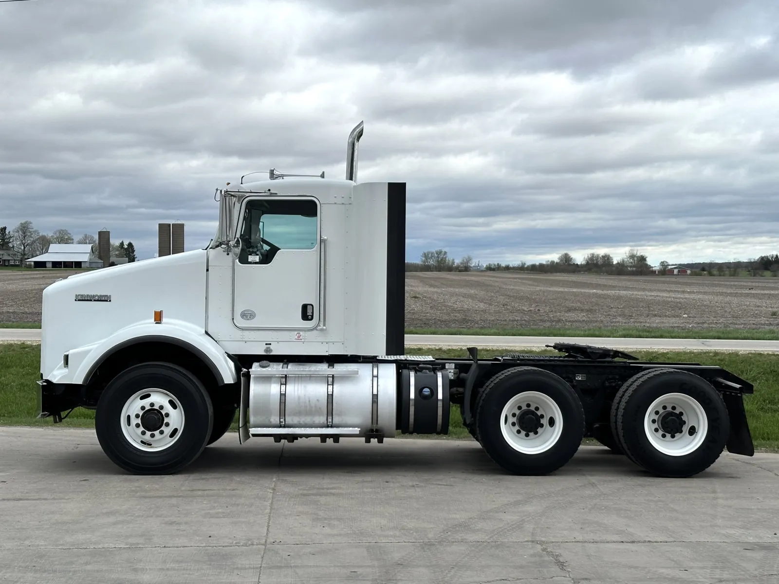 2015 Kenworth T800 - image 4