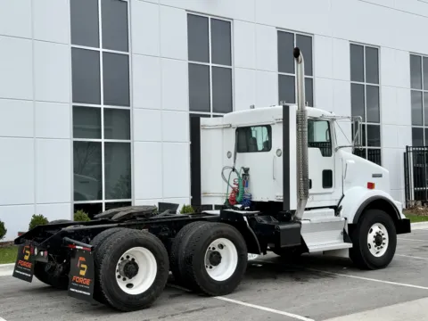 More photos of 2015 KENWORTH T800 at Forge Truck Centers - Illinois, IL