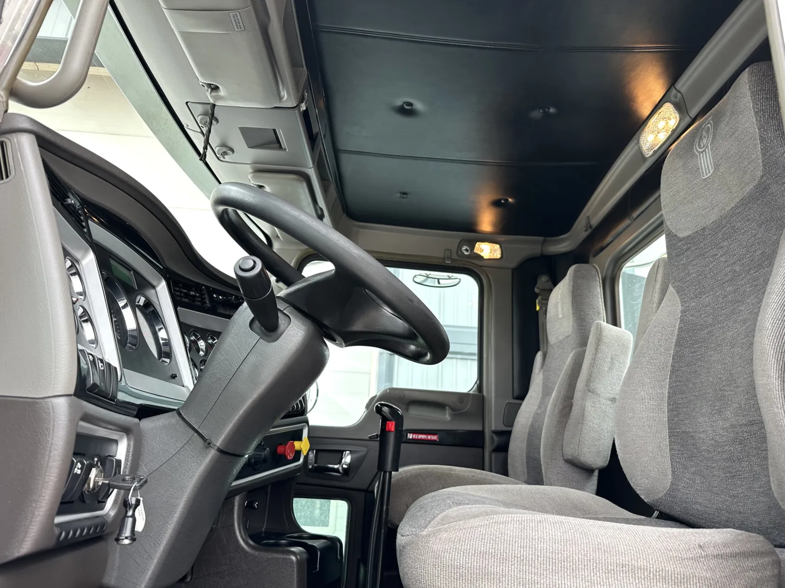 2015 Kenworth T800 - image 14