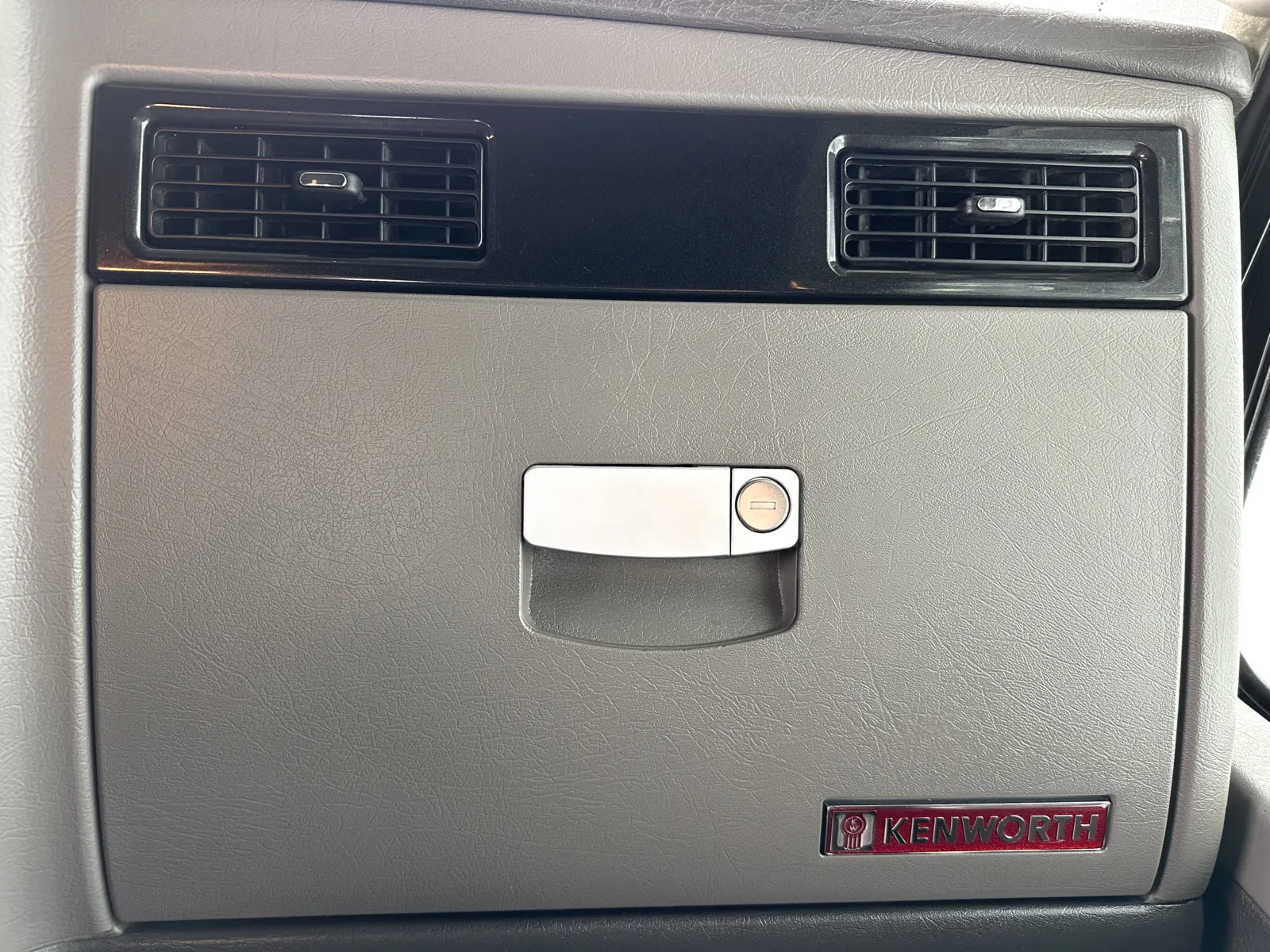 2015 Kenworth T800 - image 19