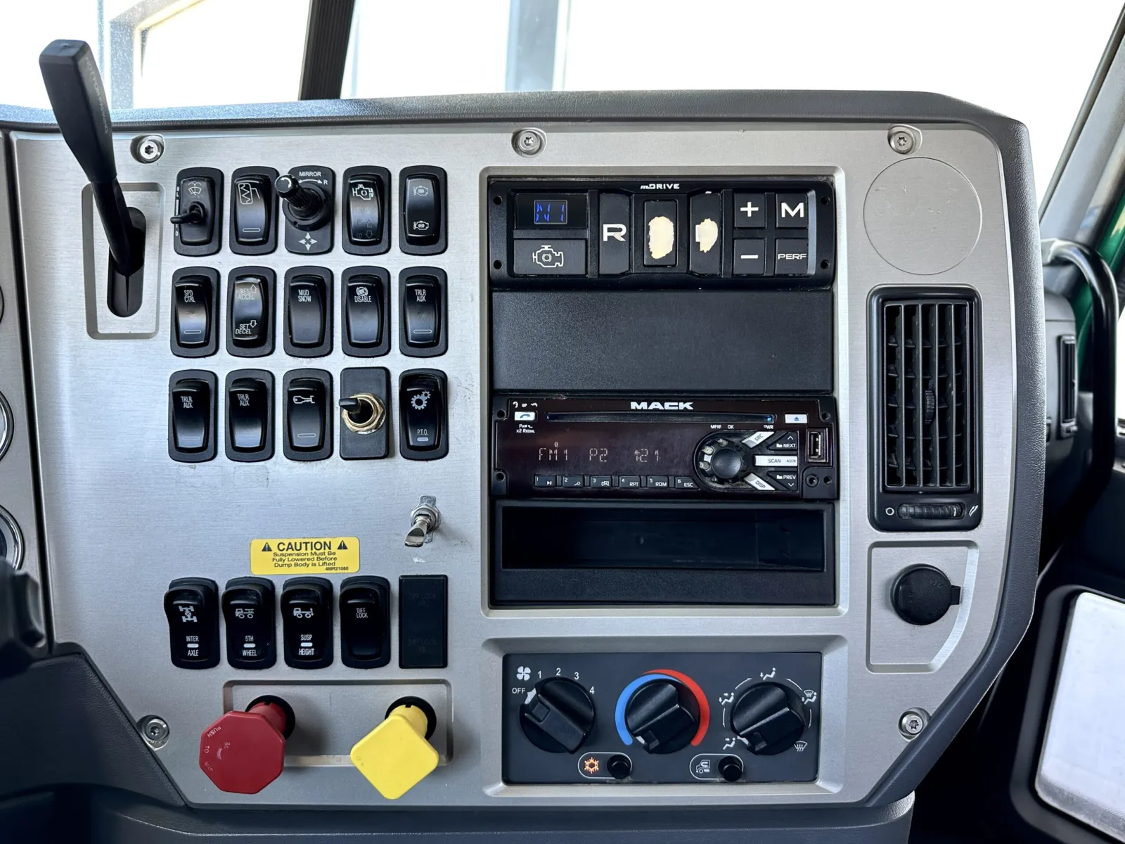 2017 Mack - image 18