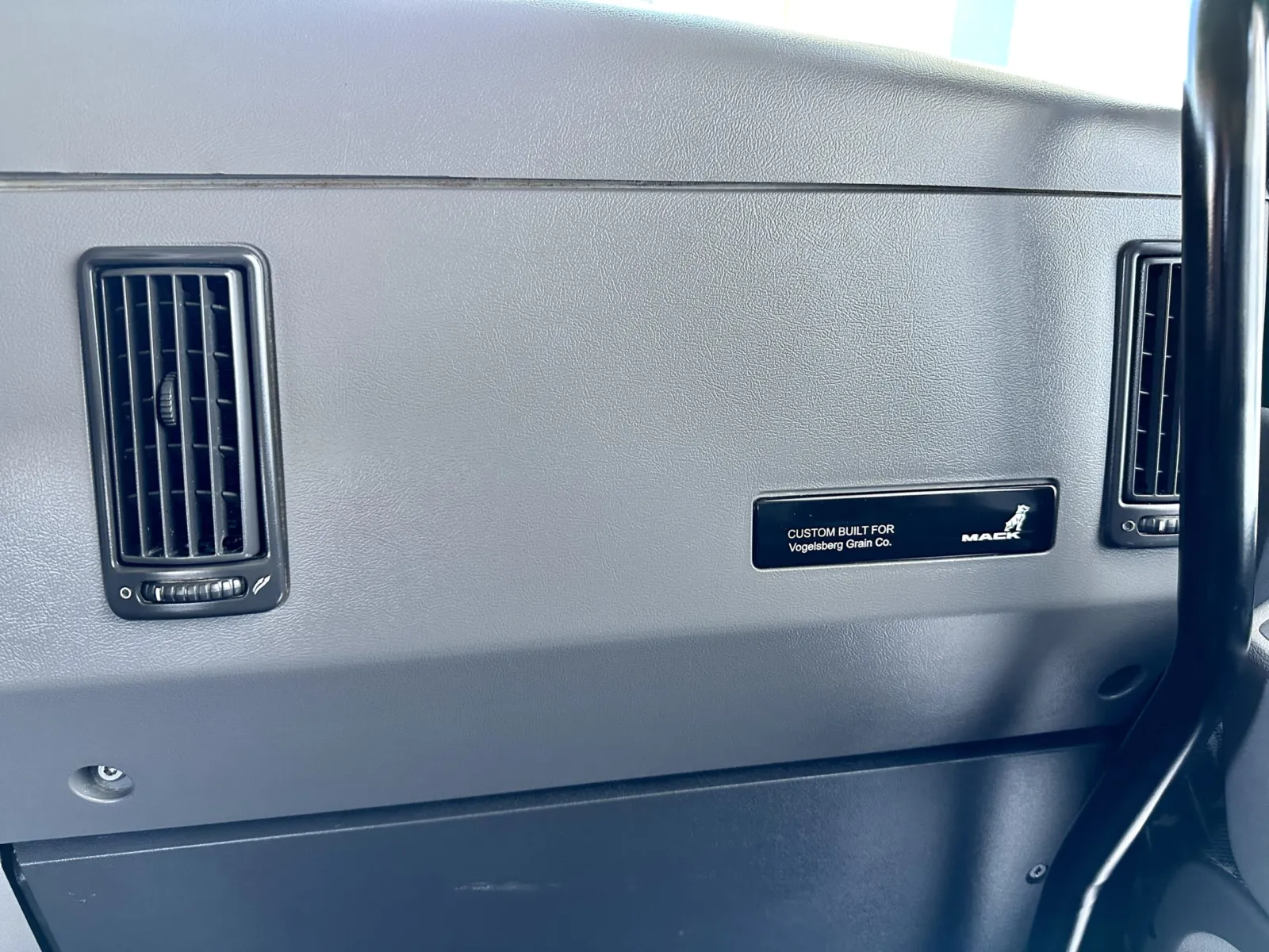 2017 Mack - image 19