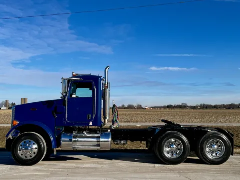 More photos of 2015 PETERBILT 365 at Forge Truck Centers - Illinois, IL
