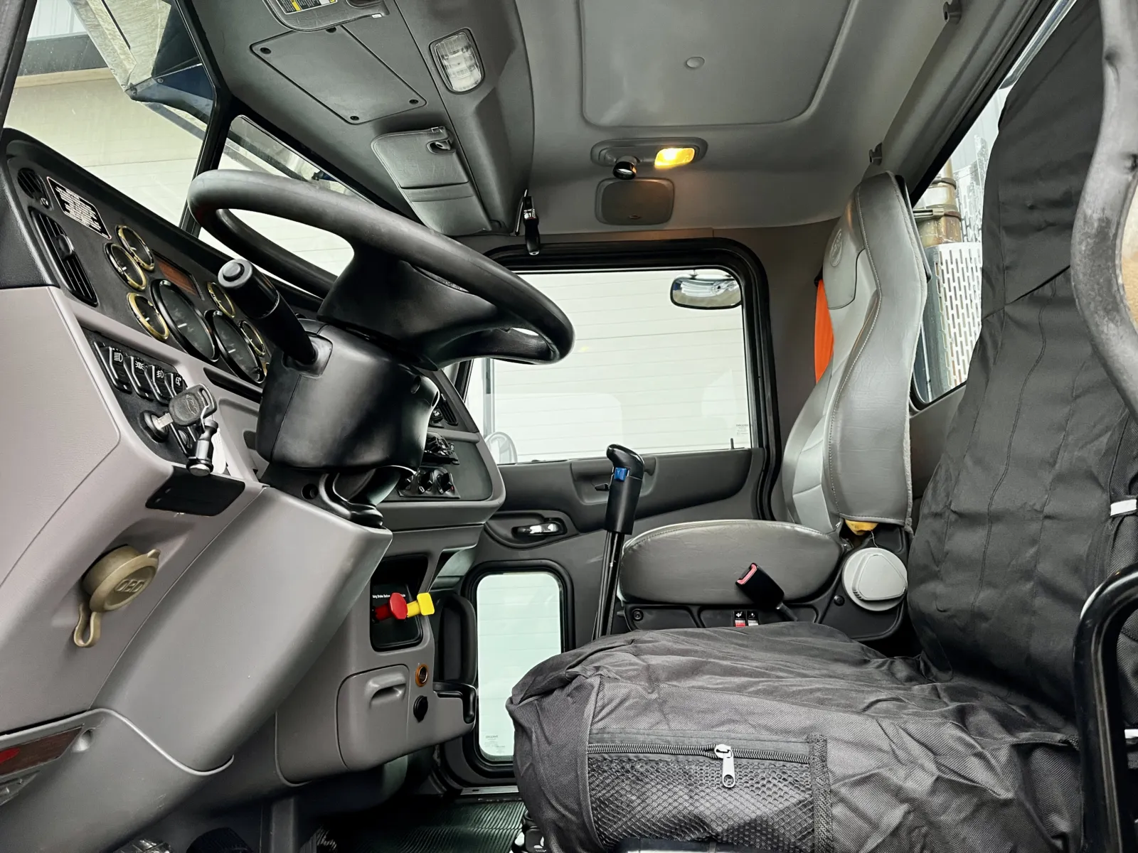 2015 Peterbilt 365 - image 14