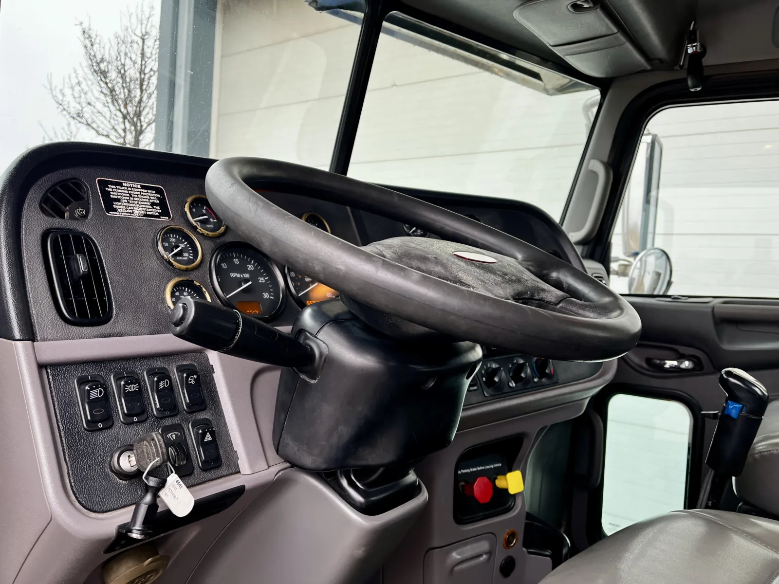 2015 Peterbilt 365 - image 15