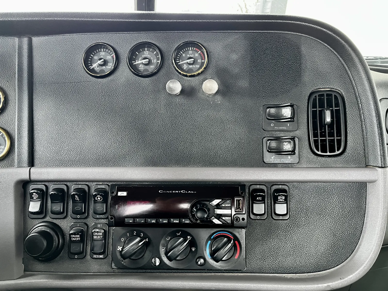2015 Peterbilt 365 - image 18
