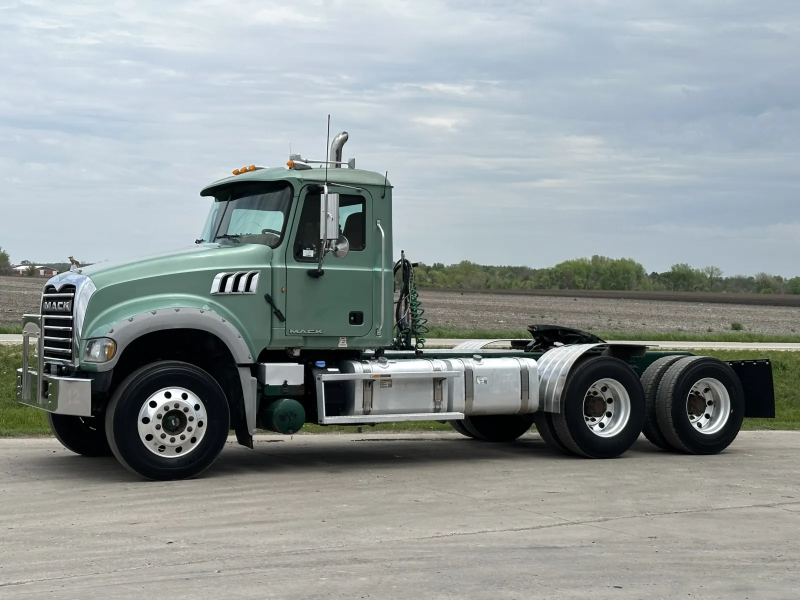 2015 Mack - image 2
