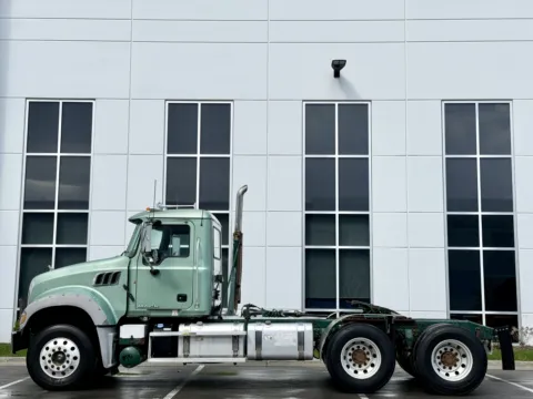 More photos of 2015 MACK GU713 at Forge Truck Centers - Illinois, IL
