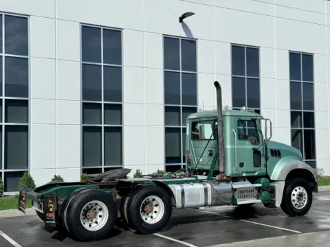 More photos of 2015 MACK GU713 at Forge Truck Centers - Illinois, IL