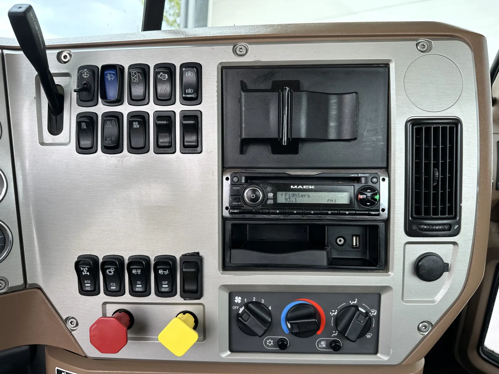 2015 Mack - image 18