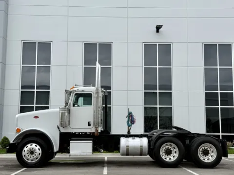 More photos of 2013 PETERBILT 367 at Forge Truck Centers - Illinois, IL