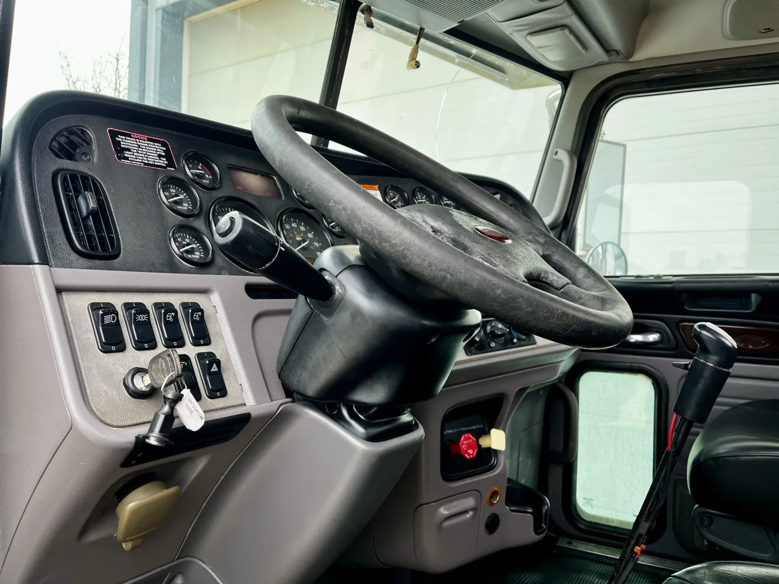 2013 Peterbilt - image 15