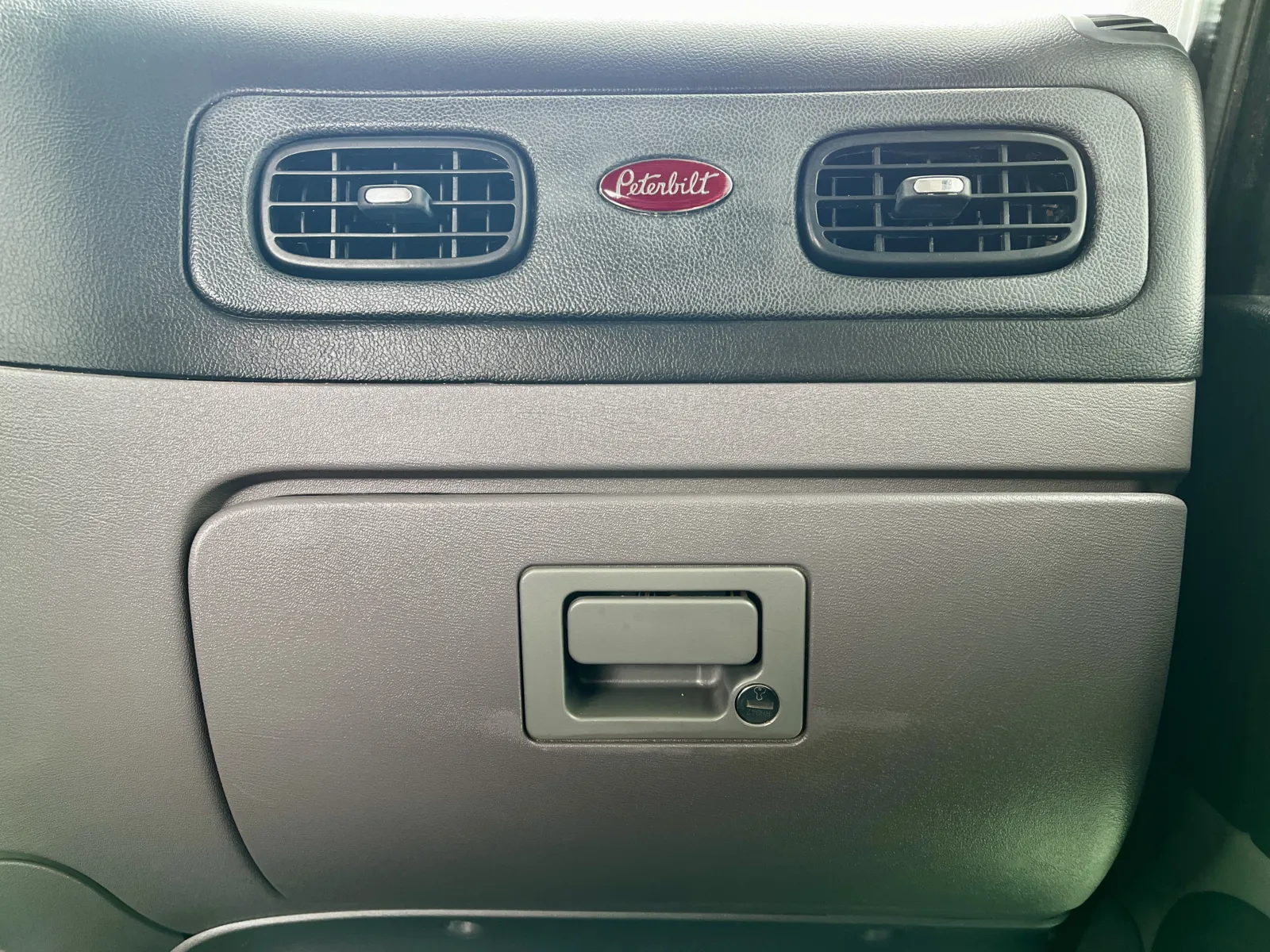 2013 Peterbilt - image 19