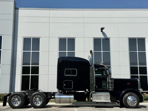 Another view of 2019 PETERBILT 389 for sale in New Lenox, IL at Forge Truck Centers - Illinois