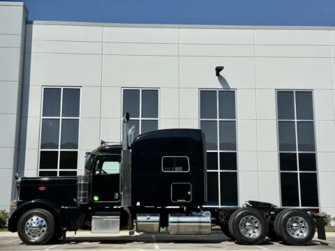 More photos of 2019 PETERBILT 389 at Forge Truck Centers - Illinois, IL