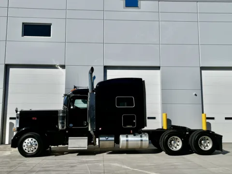 More photos of 2019 PETERBILT 389 at Forge Truck Centers - Illinois, IL