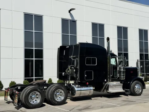 More photos of 2019 PETERBILT 389 at Forge Truck Centers - Illinois, IL
