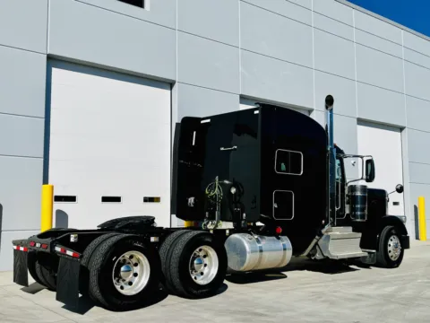 More photos of 2019 PETERBILT 389 at Forge Truck Centers - Illinois, IL