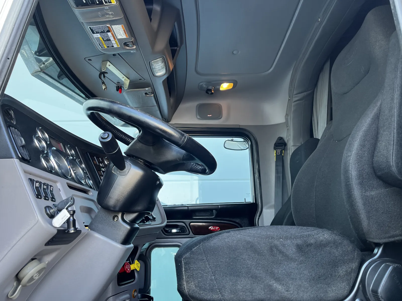 2019 Peterbilt 389 - image 14