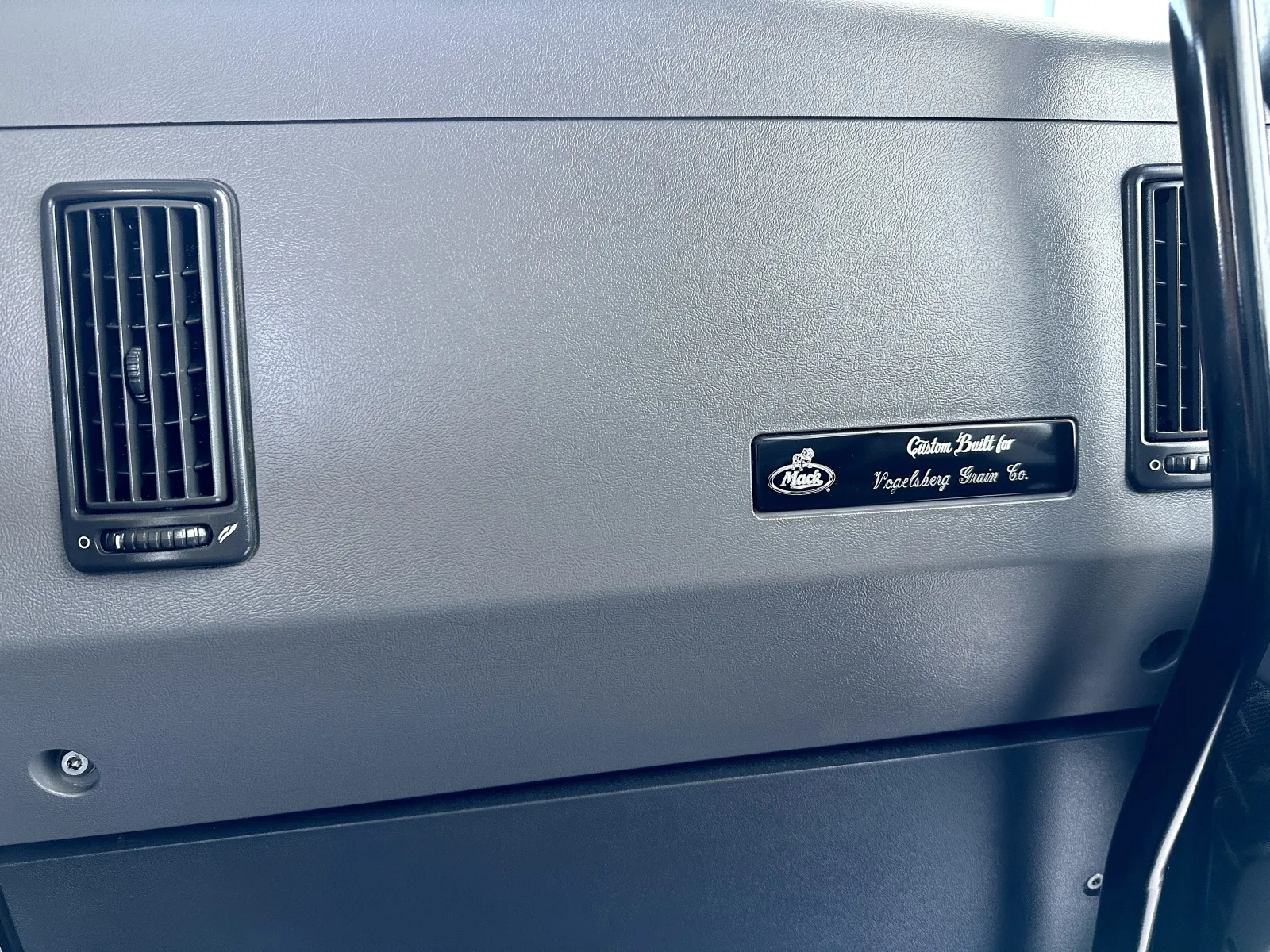 2016 Mack - image 21