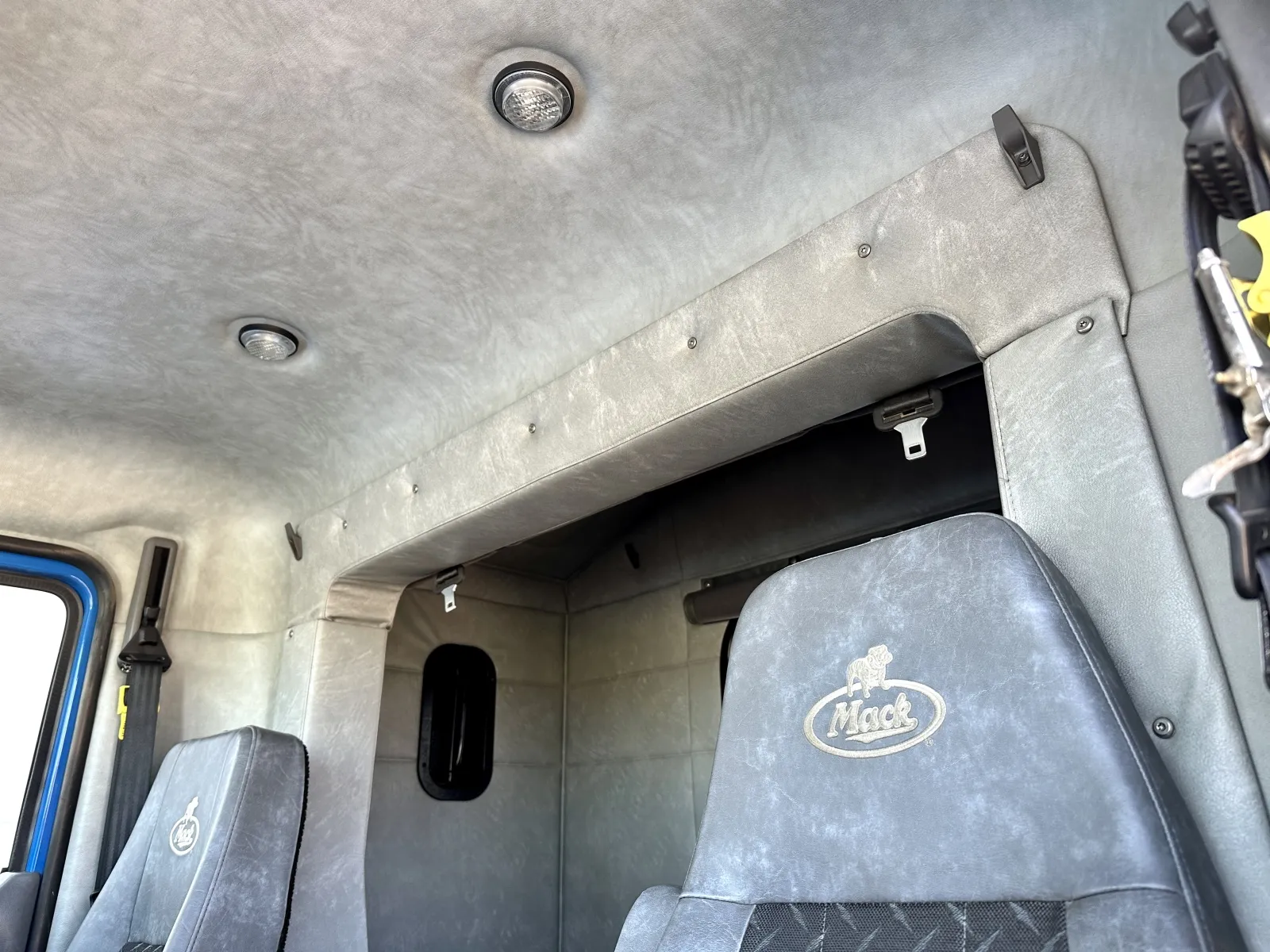 2016 Mack - image 18