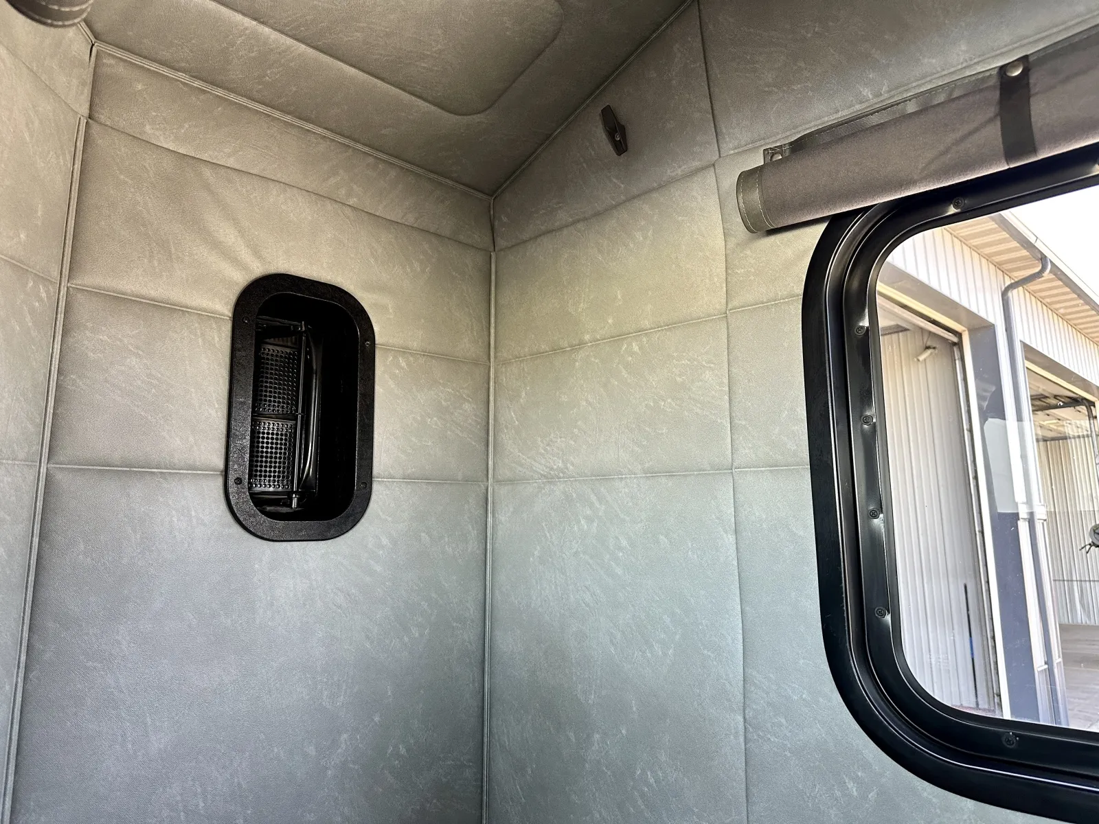 2016 Mack - image 22