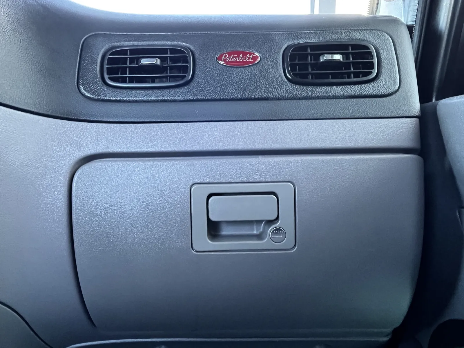 2018 Peterbilt 389 - image 19