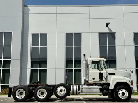 Another view of 2007 MACK CHN613 for sale in New Lenox, IL at Forge Truck Centers - Illinois
