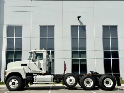 More photos of 2007 MACK CHN613 at Forge Truck Centers - Illinois, IL