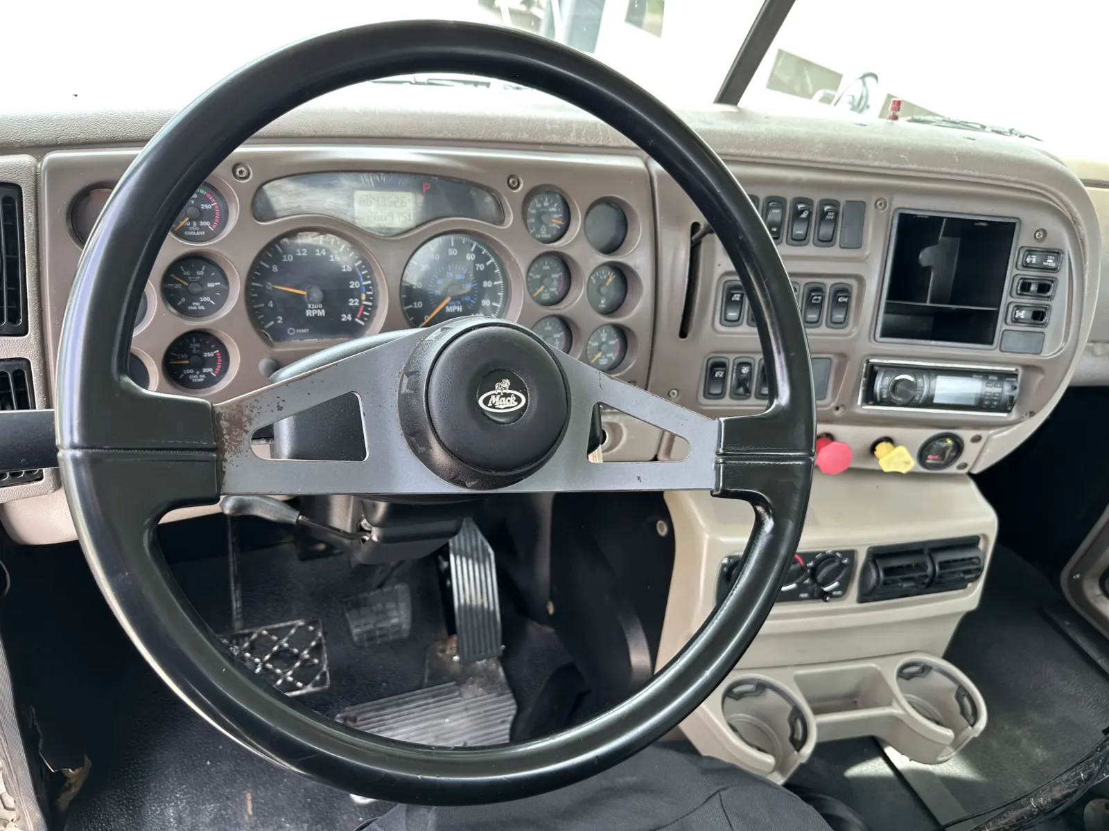 2007 Mack - image 16