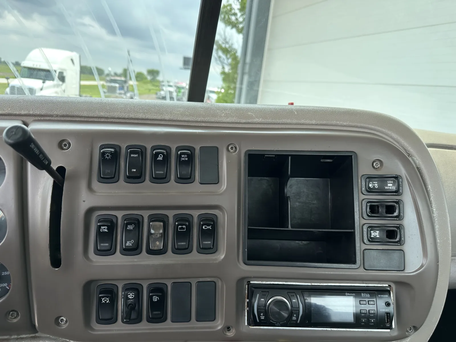 2007 Mack - image 18