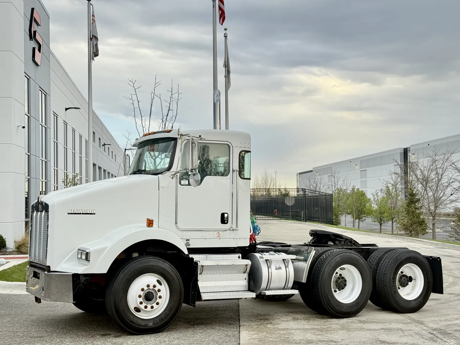 2010 Kenworth T800 - image 1