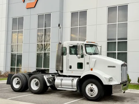 Photos of 2010 KENWORTH T800 for sale in New Lenox, IL at Forge Truck Centers - Illinois