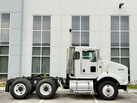 Another view of 2010 KENWORTH T800 for sale in New Lenox, IL at Forge Truck Centers - Illinois
