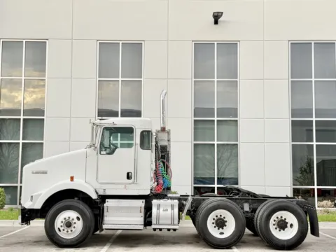 More photos of 2010 KENWORTH T800 at Forge Truck Centers - Illinois, IL