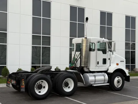 More photos of 2010 KENWORTH T800 at Forge Truck Centers - Illinois, IL