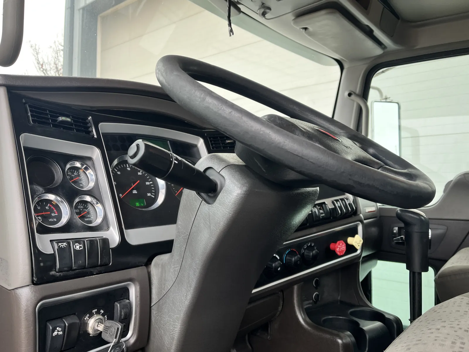 2010 Kenworth T800 - image 15