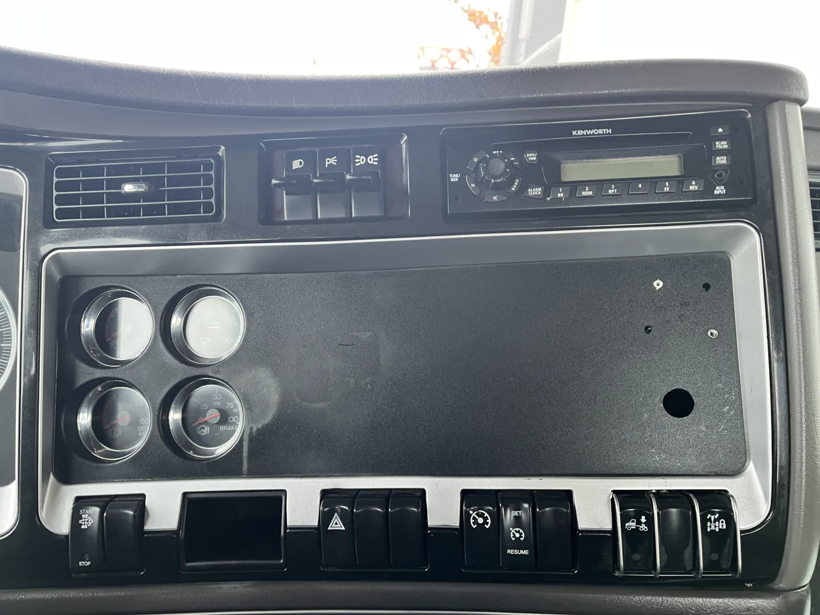 2010 Kenworth T800 - image 18